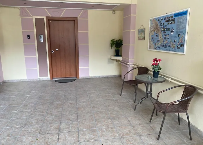 Helena's * فولوس